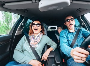 50 skladeb, které musíte zazpívat pro dokonalý zážitek z karaoke v autě 