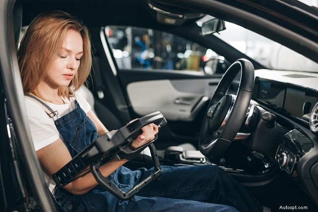 Porozumění blikající kontrolce motoru:Příčiny, závažnost a řešení pro majitele automobilů 