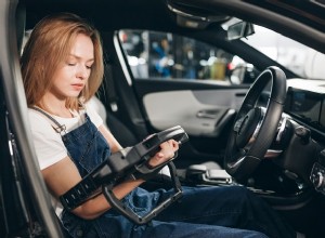 Porozumění blikající kontrolce motoru:Příčiny, závažnost a řešení pro majitele automobilů 