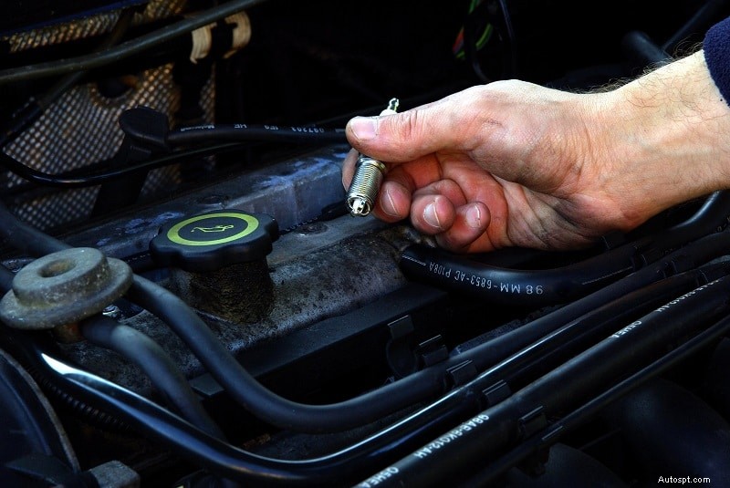 Porozumění blikající kontrolce motoru:Příčiny, závažnost a řešení pro majitele automobilů 