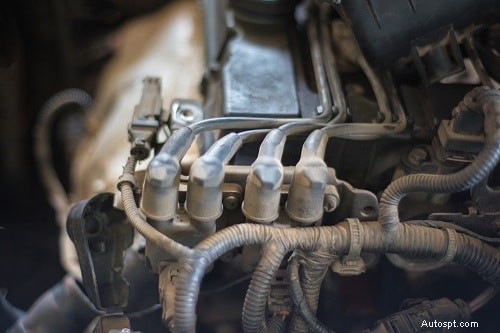 Porozumění blikající kontrolce motoru:Příčiny, závažnost a řešení pro majitele automobilů 