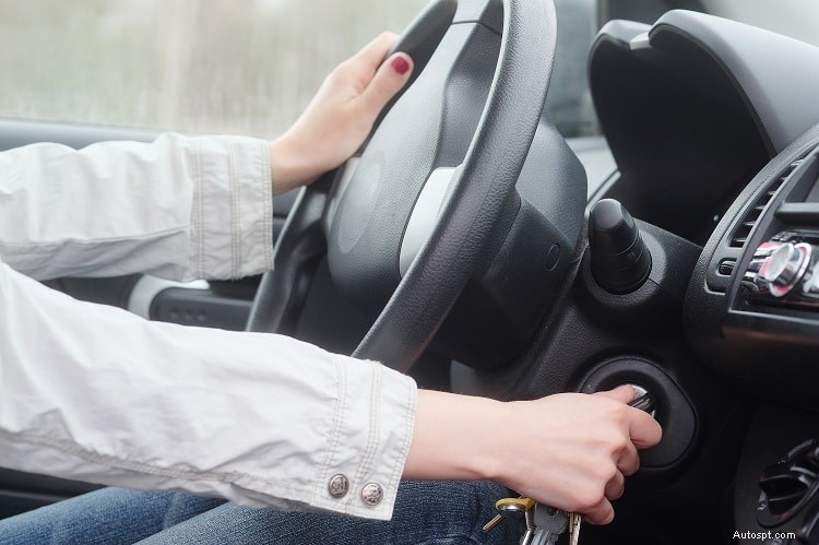 Proč moje auto startuje, ale startér se stále točí? Běžné příčiny a opravy 