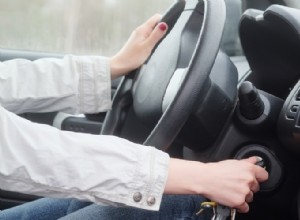 Proč moje auto startuje, ale startér se stále točí? Běžné příčiny a opravy 