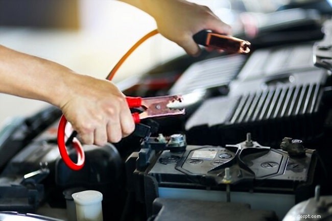 Proč moje auto startuje, ale startér se stále točí? Běžné příčiny a opravy 