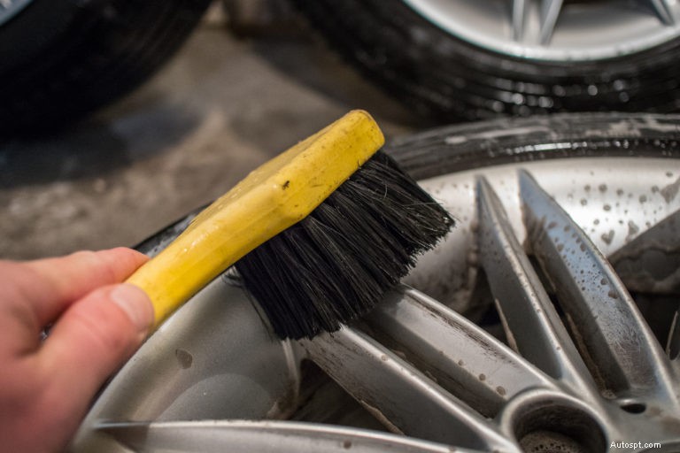 Bezpečně uschovejte letní pneumatiky na zimu:Kompletní průvodce 