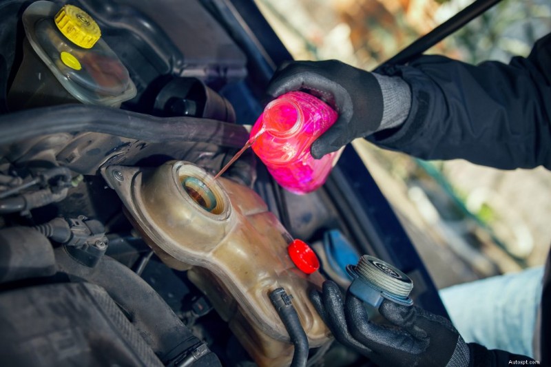 Tři běžné příčiny přehřívání motoru a jak jim předcházet 